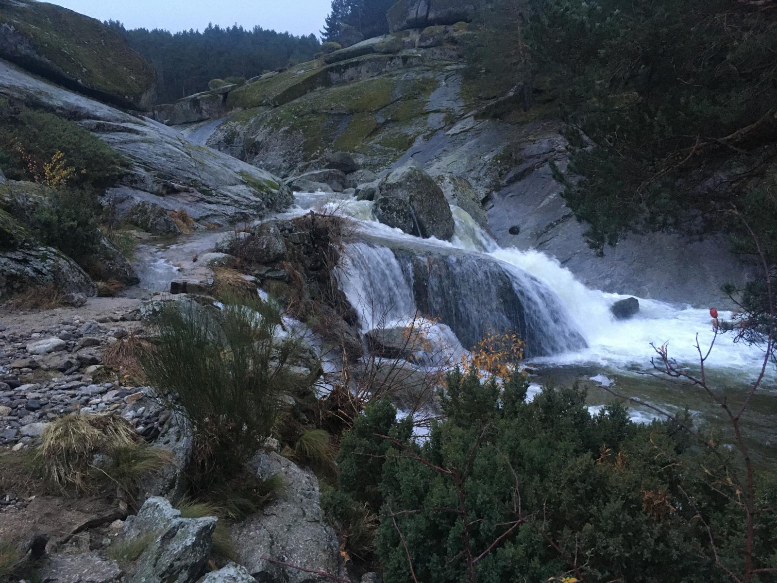Rio Tormes nace y desciende en cascadas; saltos; pozas y charcos.